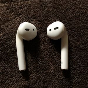 1st Gen Apple AirPods w/ Charger Case